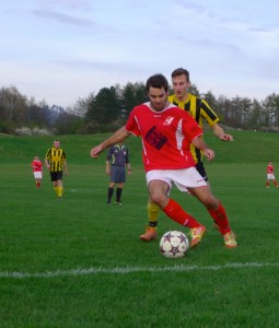 Der Ball rollt wieder: Flühmann behauptet den Ball