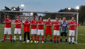 Spieler FC EDA Selection 2020 aufgereiht vor dem Tor