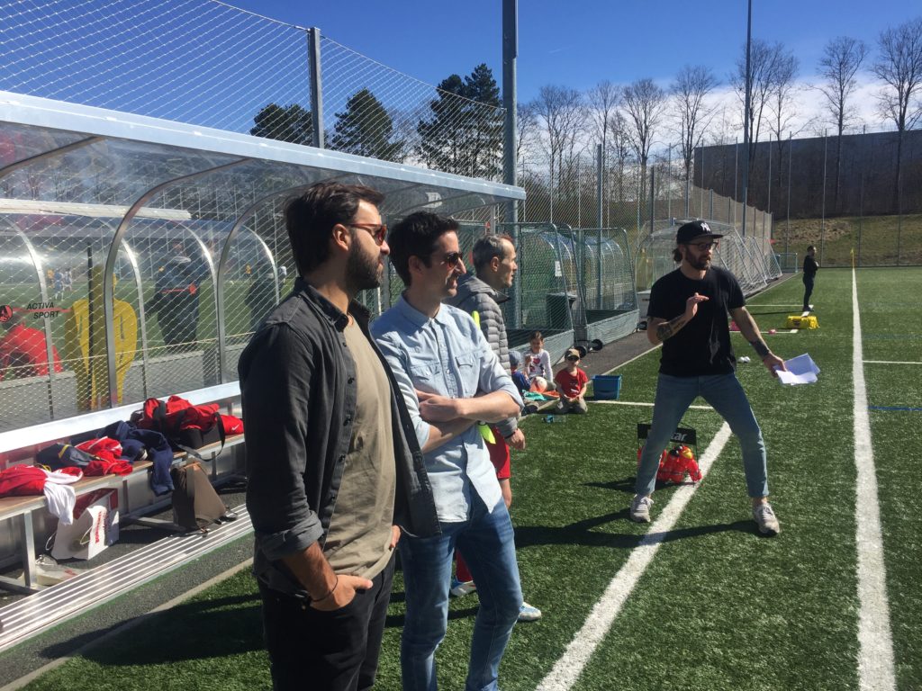 Viana, Zierski, Gullé und EDA-Coach Frey beobachten das Spielgeschehen.