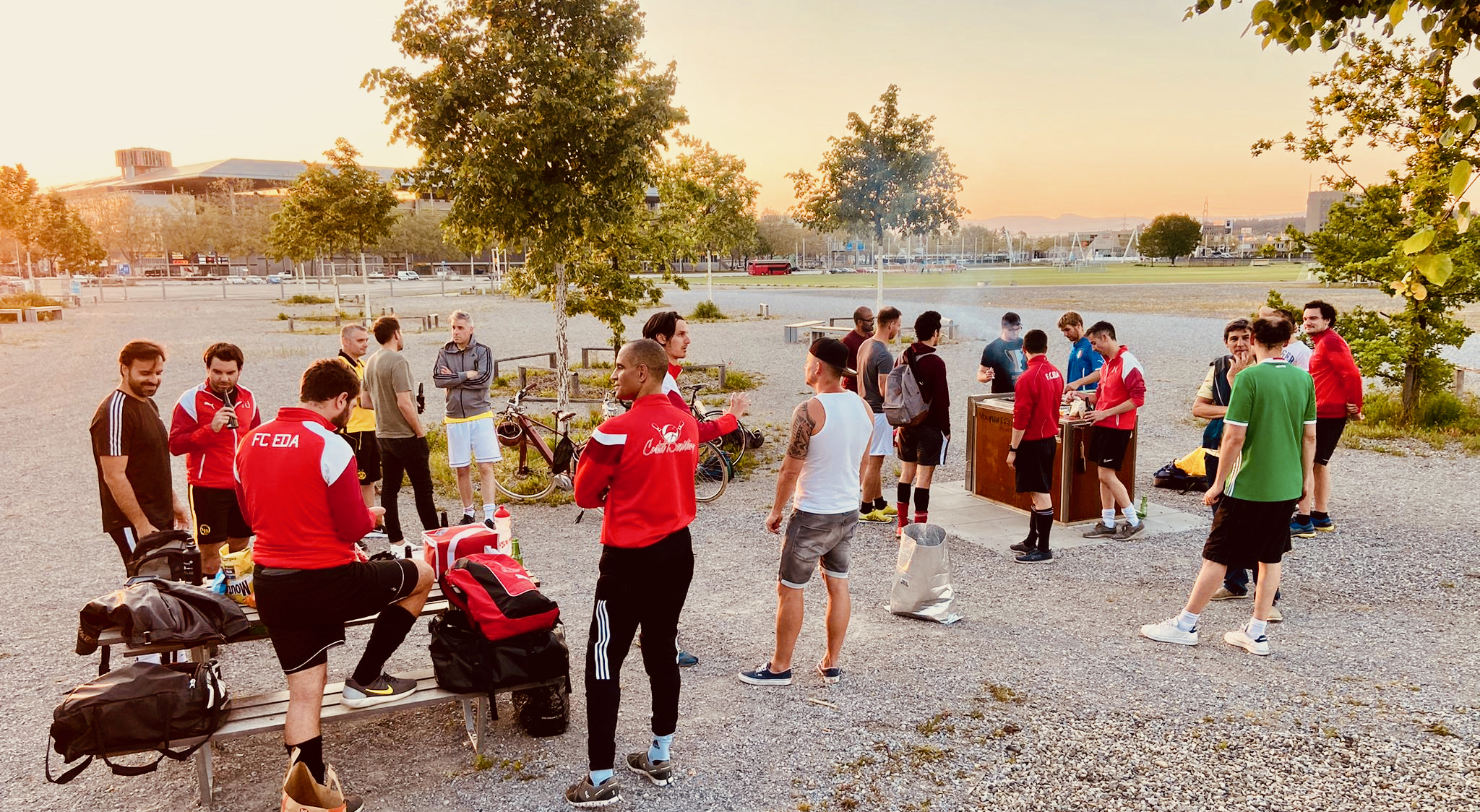 Personen BBQ Stadion Wankdorf Sonnenuntergang