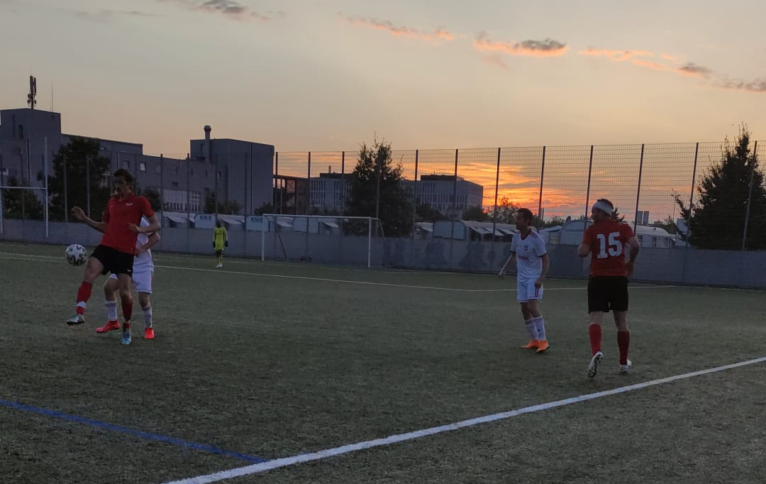 Fussballspiel am Abend auf der Berner Allmend