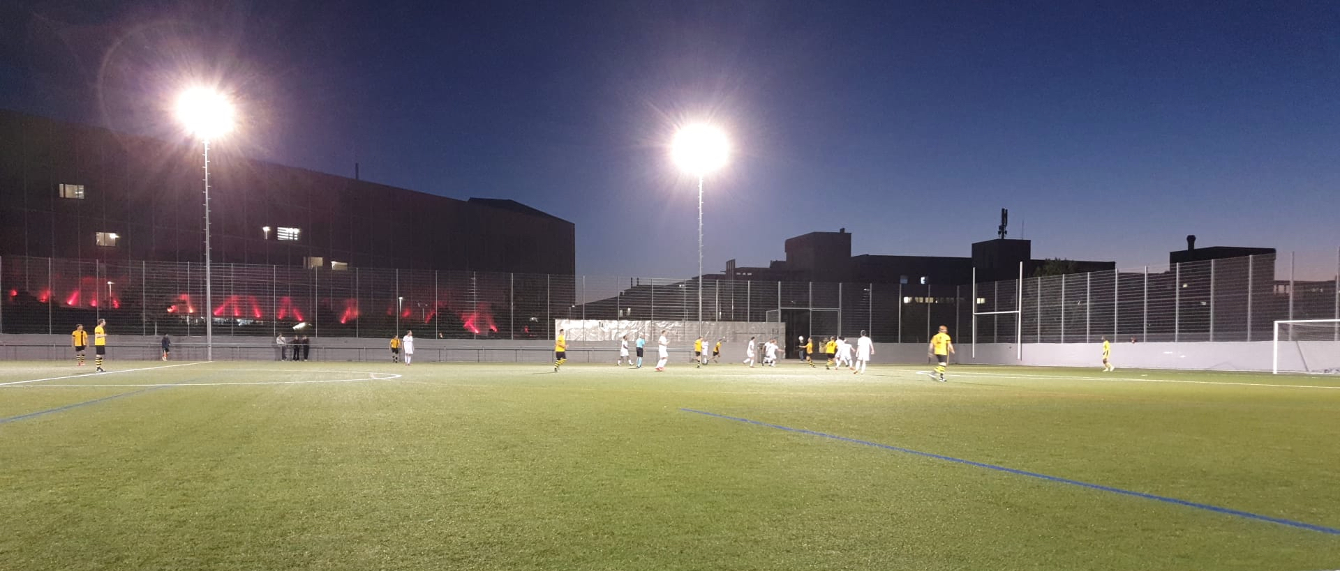 Abendstimmung beim Spiel FC EDA - Racing Club Bern auf der Allmend