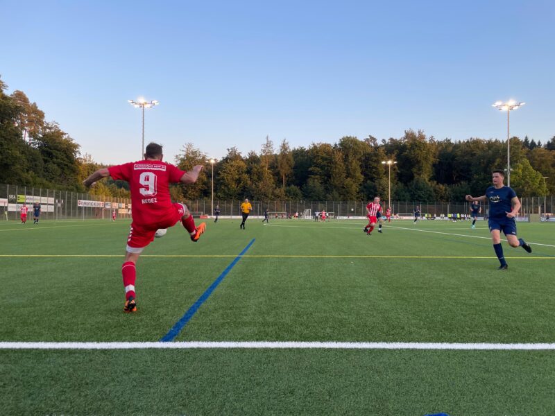 Reto zeigt gekonnt seine Ballannahme an der Seitenlinie